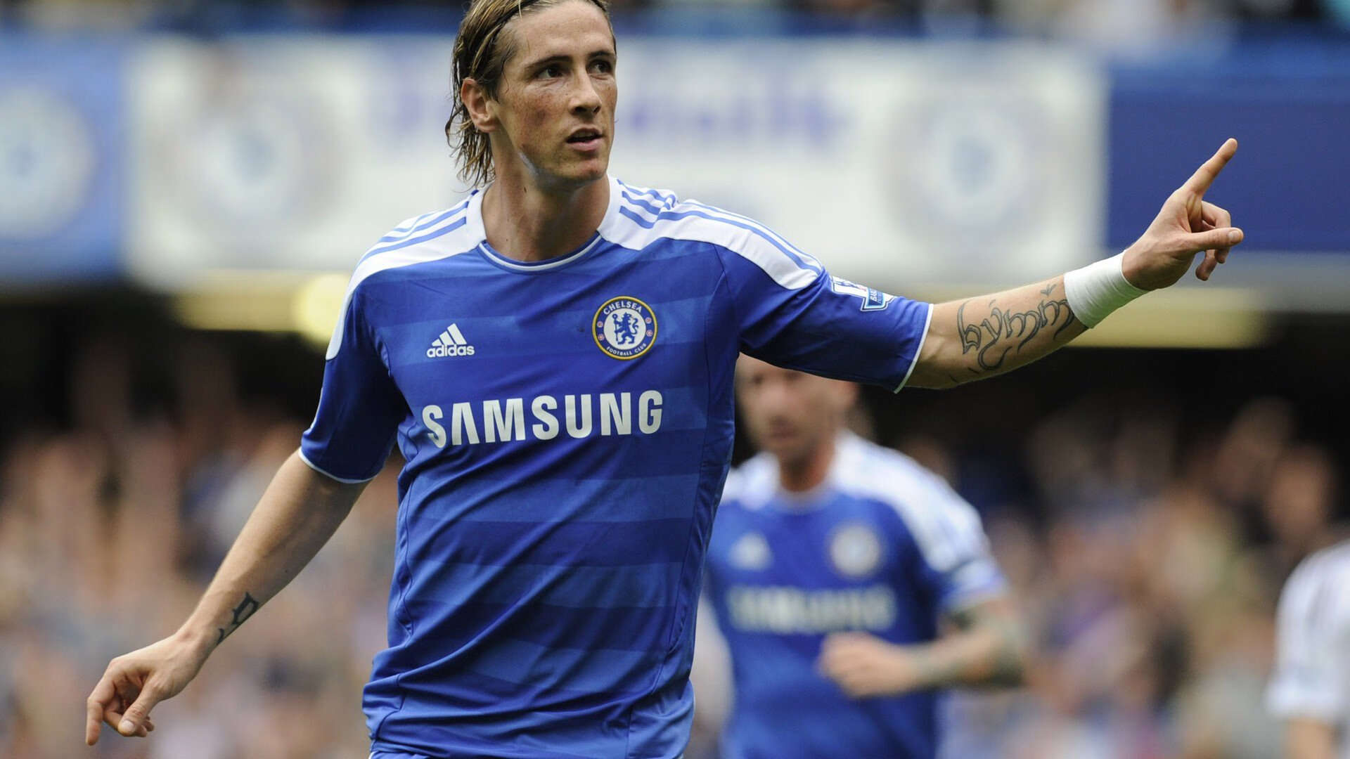 马刺球员赛后与小球迷合影温馨满满，马刺队球迷