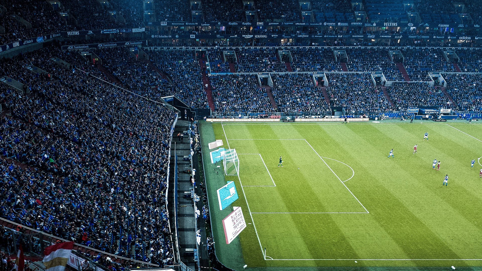 中国足球战术板块中中场组织者与前锋配合优化，足球队中场与前锋哪个重要